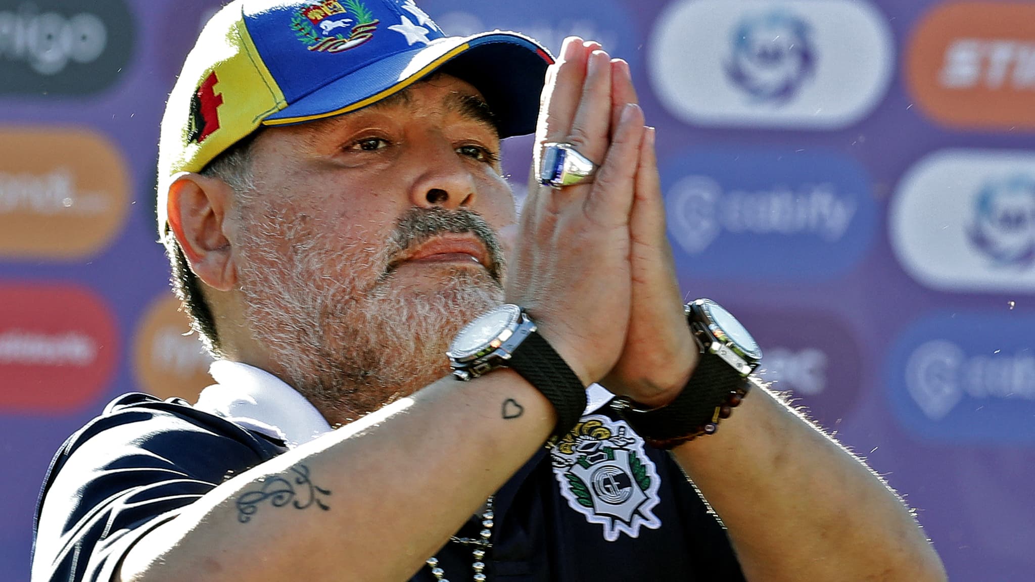Hinchas de Gimnasia quieren robarle el corazón a Maradona