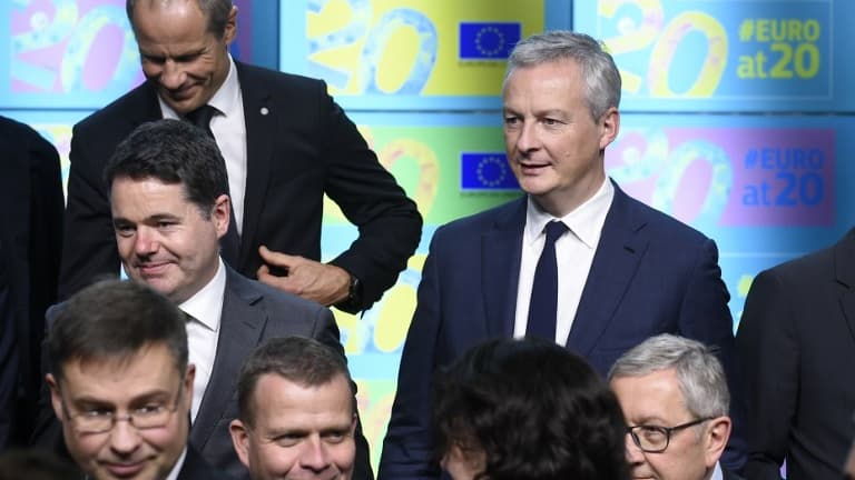 Le ministre de l'Économie Bruno Le Maire et ses homologues européens célèbrent les 20 ans de l'euro, lors d'une réunion de l'Eurogroupe à Bruxelles lundi 3 décembre.