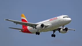 Un Airbus A320-214 d'Iberia atterrissant à l'aéroport de Barcelone, en Espagne, le 27 mai 2024 (photo d'illustration).