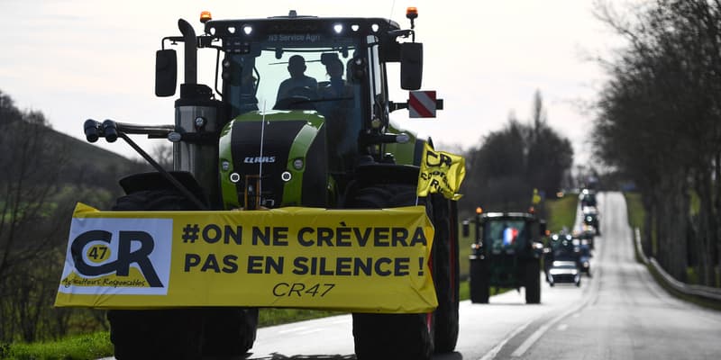 Des agriculteurs français conduisant des tracteurs en convoi, avec une banderole de la Coordination rurale 47, à Villeneuve-sur-Lot (Lot-et-Garonne), le 29 janvier 2024 (photo d'illustration).