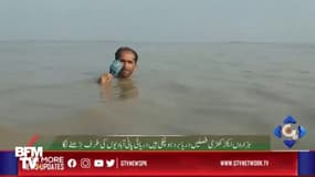Pour montrer l'ampleur des inondations, un journaliste pakistanais fait son direct avec de l'eau jusqu'au cou