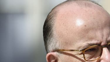 Le ministre de l'Intérieur, Bernard Cazeneuve, refuse que les maires aient accès aux noms des individus fichés S dans leur commune.