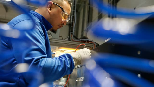 Un employé teste, dans les ateliers de Forsee Power, une batterie fabriquée par cette société.