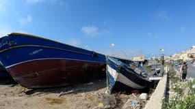 Des bateaux utilisés par des migrants dans le port de Lampedusa.