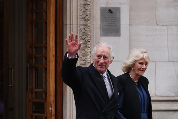Opéré de la prostate, le roi Charles III a quitté la London Clinic lundi 29 janvier 2024 avec la reine Camilla.