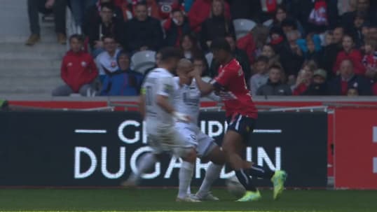 Le contact entre Khazri et Aleksandro. Le contact entre Khazri et Aleksandro.