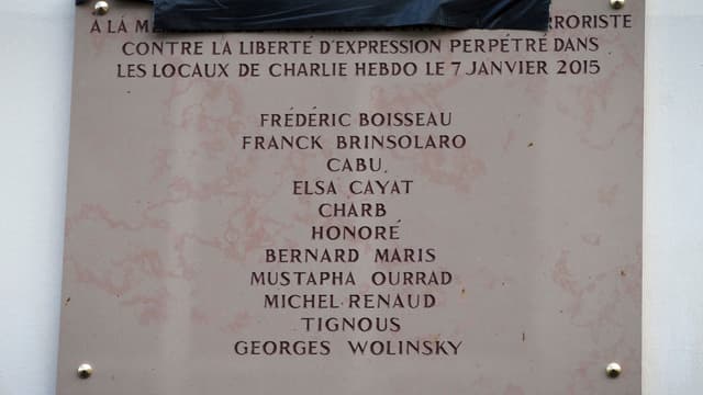 La plaque commémorative comportait une erreur au nom de Georges Wolinski. 