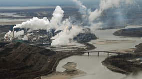 Vue aérienne d'un site Syncrude d'exploitation de sables bitumineux près de Fort McMurray en 2009.