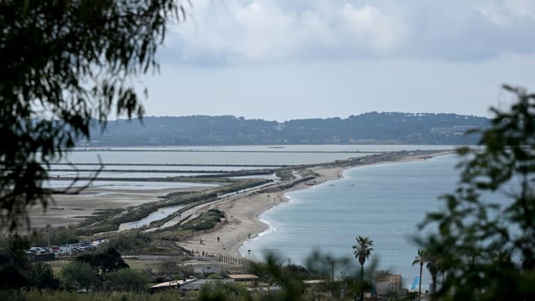 La plage de l'Almanarre, le 21 avril 2023 à Hyères, dans le Var.