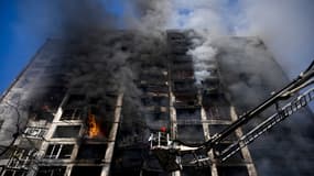 Un bâtiment en flammes après un bombardement à Kiev le 15 mars 2022