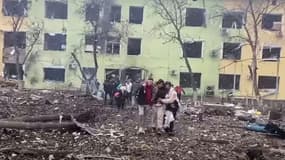 Un bâtiment endommagé d'un hôpital pour enfants à Marioupol, en Ukraine, selon des images fournies par la police ukrainienne, le 9 mars 2022