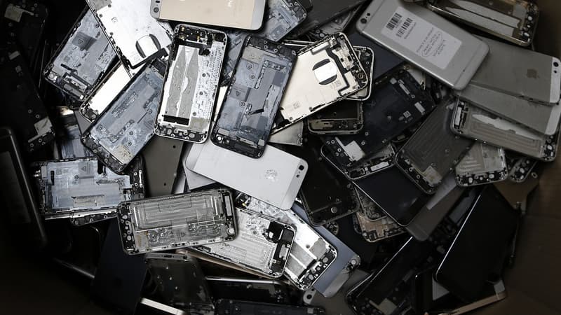 Dans le port du Havre, des carcasses d'ordinateurs et de smartphones arrivent par conteneurs entiers, prêtes à être réduites en pièces afin d'en récupérer les précieux matériaux