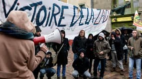 Des manifestants posant devant une banderole disant "victoire de la ZAD", le 26 mars 2016 à Rennes. (Photo d'illustration)