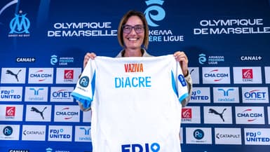 Corinne Diacre tout sourire lors de sa présentation à l'OM, le 8 octobre 2025