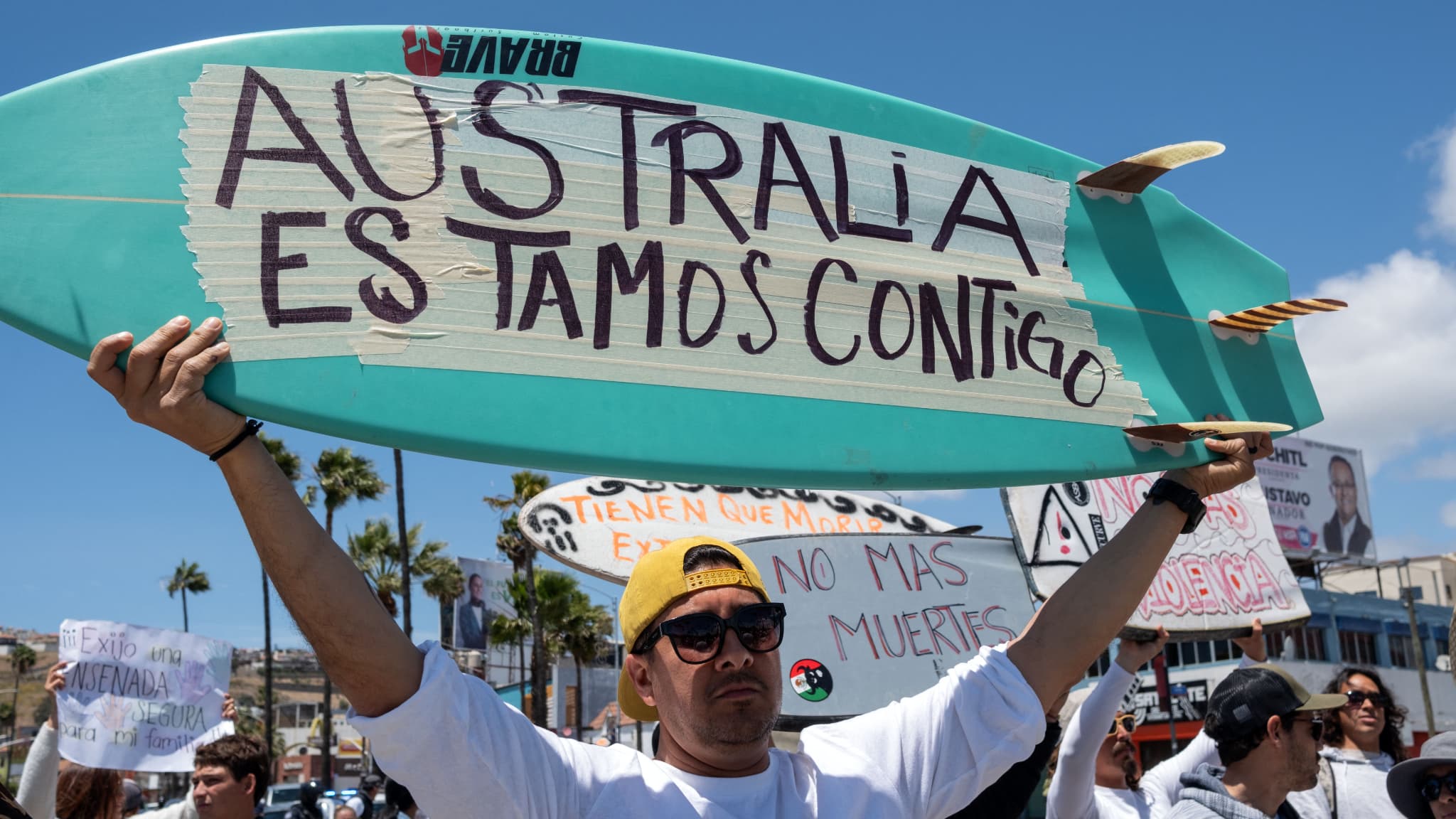 Des surfeurs manifestant à Ensenada, au Mexique, le dimanche 5 mai. 