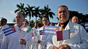 Des médecins cubains se préparant à quitter leur pays pour venir en aide à l'Italie pour combattre l'épidémie de Covid-19