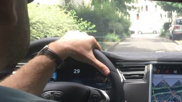 Pour tester l'AutoPilot, notre équipe a pris le volant d’une Model S P90D en ville, sur le périphérique parisien et sur autoroute.