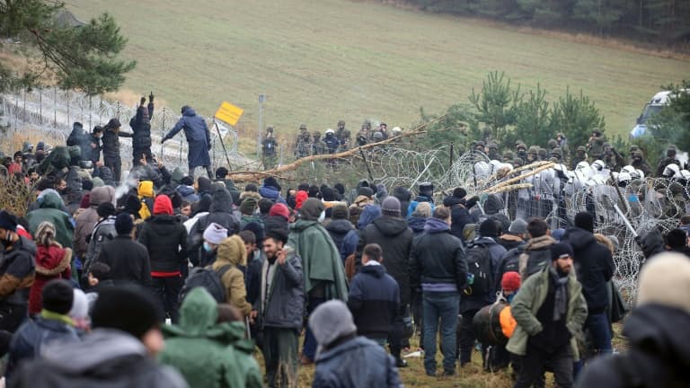 Des migrants bloqués à la frontière entre le Bélarus et la Pologne, le 8 novembre 2021 dans la région de Grodno
