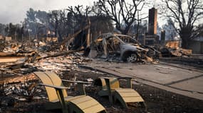 Des chaises de jardin fondues sont visibles près des restes d'une maison incendiée après le passage de l'incendie à Pacific Palisades, en Californie, le 8 janvier 2025.