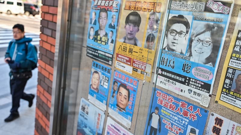 Des affiches des personnes les plus recherchées du Japon, dont Satoshi Kirishima, le 29 janvier 2024