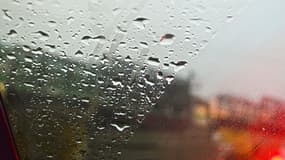Des gouttes de pluie sur un pare-brise (Photo d'illustration). - Flickr - CC Commons - DARSHAN SIMHA