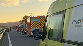 Les sapeurs-pompiers mobilisés sur l'incendie d'un poids lourd, jeudi matin.