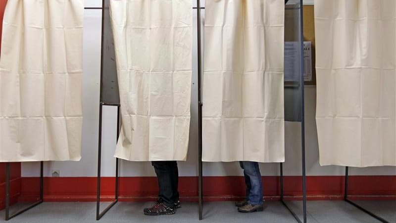 Dans un bureau de vote. La campagne présidentielle française s'accélère sur le terrain économique et promet une année de réformes sur fond de récession, de chômage record et de perte du AAA, mais les candidats avancent à pas comptés. /Photo d'archives/REU