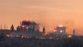 Des pompiers américains tentent de contrôler l'incendie au Texas, le 28 février 2024