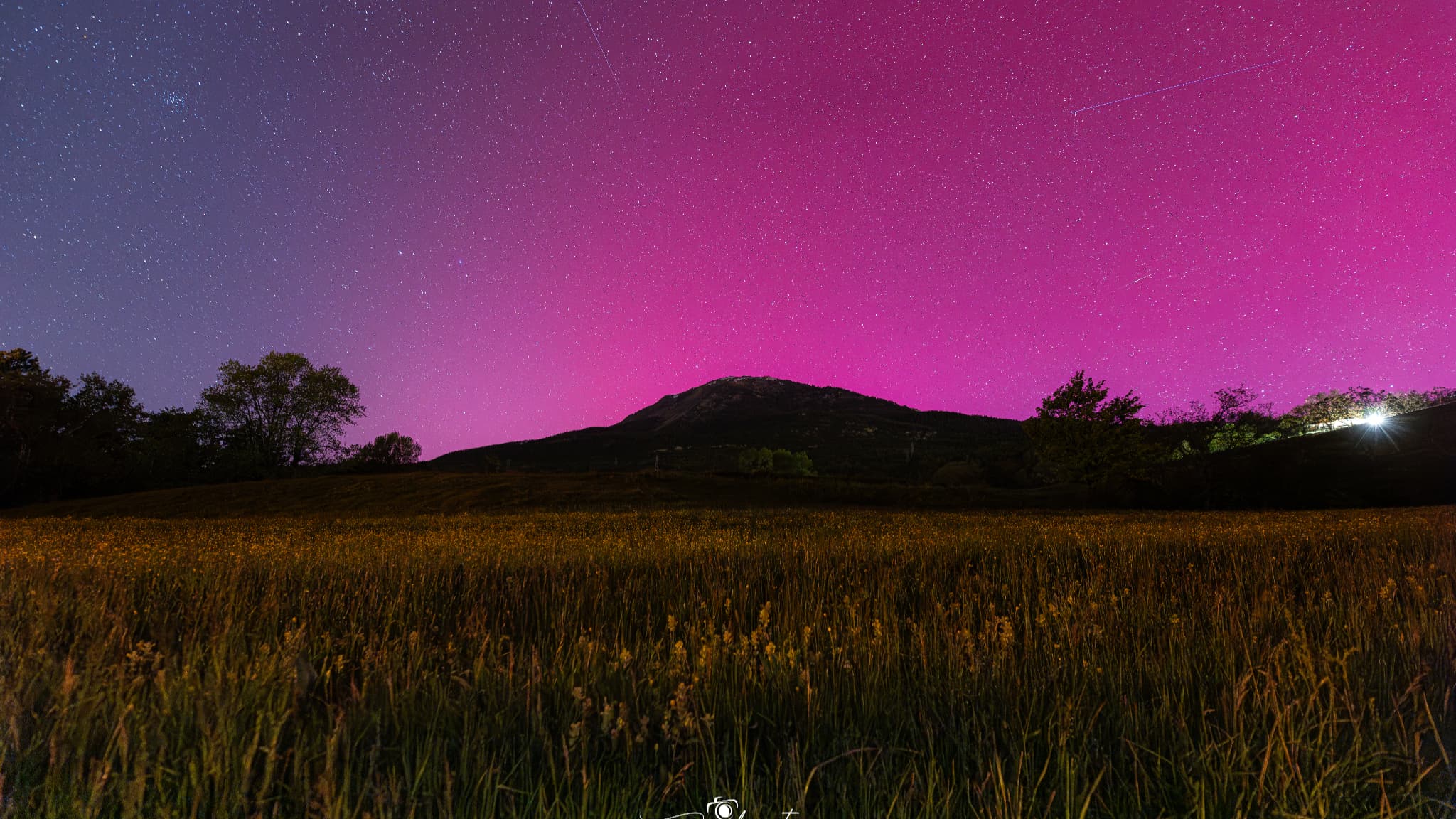 Les images des aurores boréales observées dans le ciel des Alpes du Sud, à Embrun, dans la nuit du 10 au 11 mai 2024.