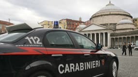 Une voiture de la gendarmerie italienne stationnée dans le centre de Naples.