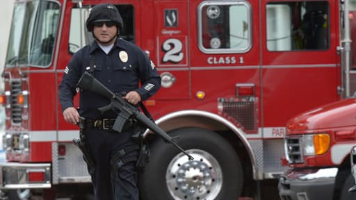 Sur le campus de Santa Monica, les policiers s'affairent après une fusillade qui a fait au moins cinq morts sur le campus.