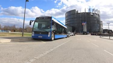 Aptis est fabriqué par NTL, une division rachetée en 2012 par Alstom au groupe alsacien Lohr, et par les ateliers d'Alstom à Reichshoffen, les deux bases du groupe près de Strasbourg en Alsace.
