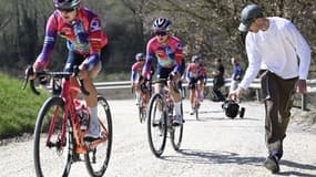 La Polonaise Katarzyna Niewiadoma (au centre) sur les Strade bianche, le 7 mars 2025