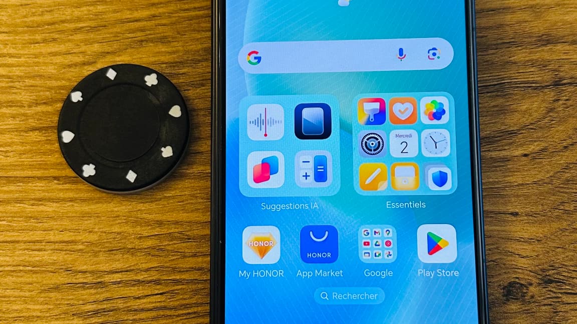 Le Honor Magic V5 plié. Le Honor Magic V5 plié.