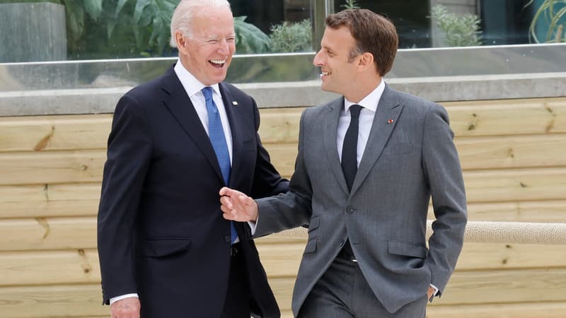 Joe Biden et Emmanuel Macron lors de leur première rencontre en personne le 11 juin 2021, durant le G7 de Carbis Bay (Royaume-Uni)