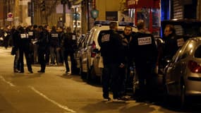 La police criminelle sur le site de l'attaque de la rue de Charonne, vendredi à Paris. 