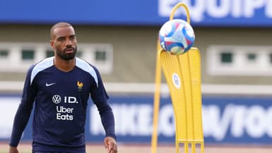 L'attaquant Alexandre Lacazette pendant un entraînement de l'équipe de France olympique avant Paris 2024, juin 2024