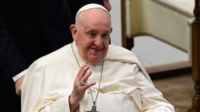 Le Pape François salue la foule dans la salle Paul VI, au Vatican, le 30 novembre 2023.