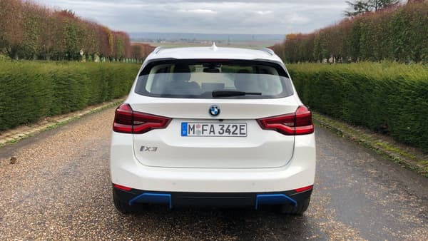 Les inserts bleus (en option) sur la calandre, sur les diffuseurs arrière marquent la teneur électrique de ce grand SUV. Les inserts bleus (en option) sur la calandre, sur les diffuseurs arrière marquent la teneur électrique de ce grand SUV.