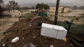 Des débris près d'une maison inondée en Californie le 14 janvier 2023.