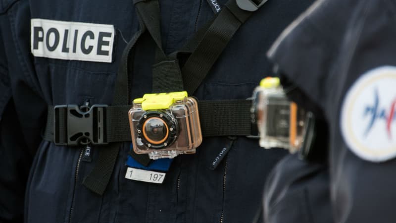 Une caméra-piéton sur un policier à Calais en mars 2016