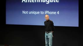 Le directeur général d'Apple, Steve Jobs. La firme à la pomme va offrir aux utilisateurs de l'iPhone 4 une coque gratuite afin de répondre aux critiques sur les problèmes de réception de l'appareil qui pénalisent le titre en Bourse et ternissent l'image d