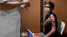 Un jeune supporter de l'équipe de France reçoit une dose de Pfizer lors d'une opération de vaccination sur une fan-zone déployée pour l'Euro, à Poissy, le 23 juin 2021. (photo d'illustration)