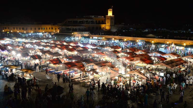 A Marrakech, les touristes se pressent sur la place  jemaa el-Fnac pour profiter de l'ambiance ou des nombreux stands de restauration. 