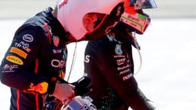 Max Verstappen, en rage, retirant sa balaclava aux côtés de Kimi Antonelli après leur collision dans le tour 1 du Grand Prix d'Autriche, dimanche 29 juin 2025