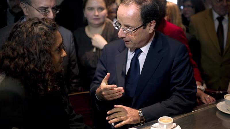 François Hollande au "Café Signes" de Paris, qui emploie six personnes sourdes. Le candidat socialiste à la présidentielle de 2012 a dénoncé jeudi le "retard" pris par la France par rapport à ses engagements de 2005 en matière d'emploi des personnes handi