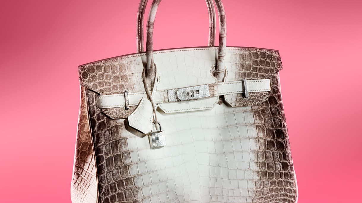 Sac Hermès Kelly 28 en crocodile Himalaya Niloticus retourné, couleur blanc mat avec des ferrures en palladium, vendu par Christie's.