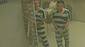 Au Texas, des détenus ont forcé la porte de leur cellule, pour venir en aide à un gardien qui faisait une crise cardiaque.