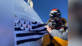 Alasdair McKenzie, et son drapeau breton, au sommet du Lhotse en mai 2022