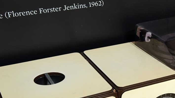 Le tourne disques de David Bowie, exposé chez Sotheby à New York, le 26 Septembre 2016. 